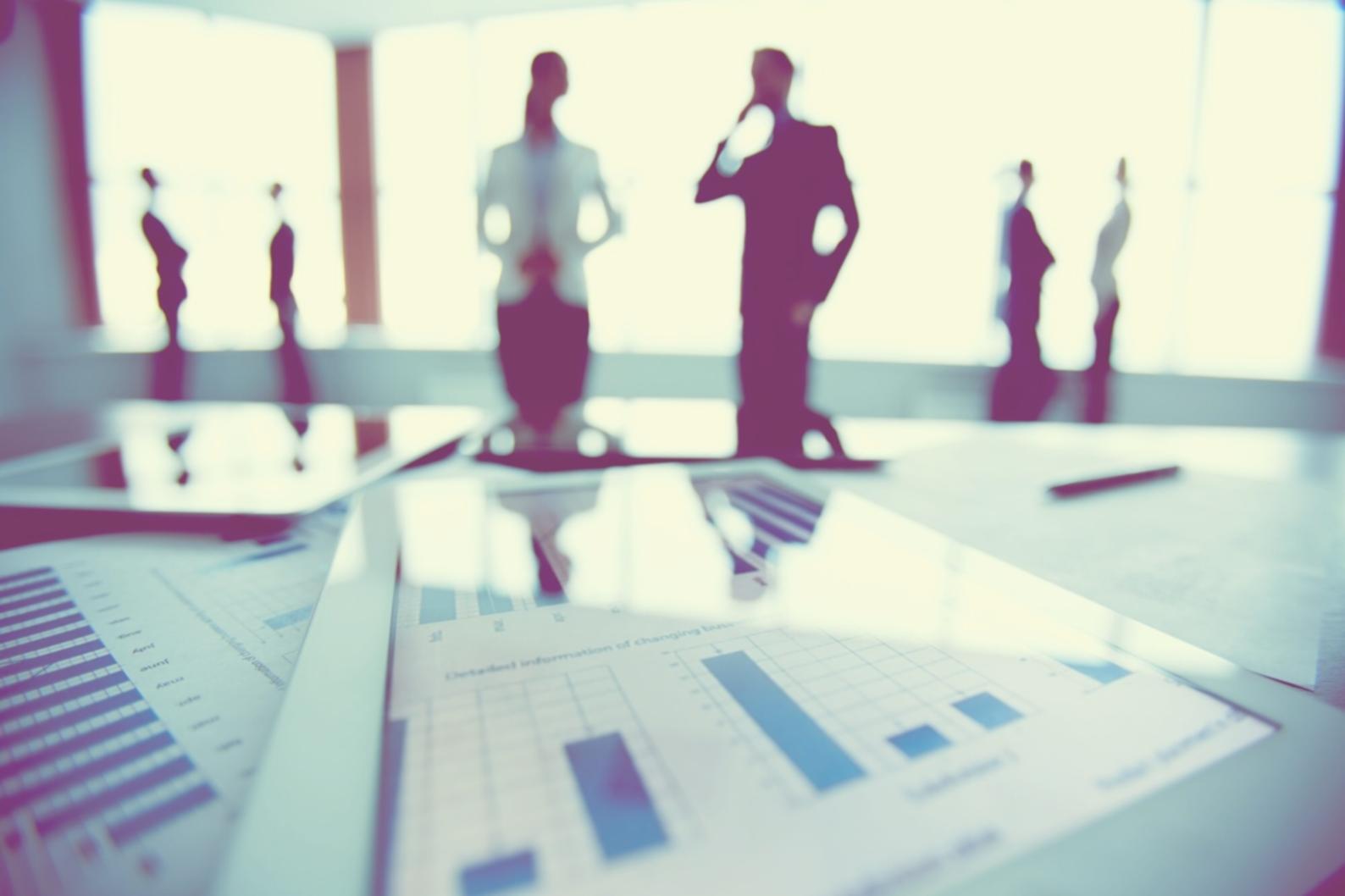 Equipo de profesionales financieros colaborando en oficina moderna